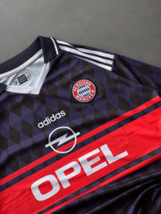 Matthaus-10 Bayern 1997/99 Five sleeve collar and embroidery